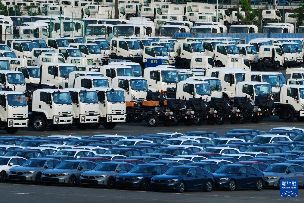 美日汽車貿易是雙方談判一個關鍵性重點。這是7月3日在日本橫濱一處港口拍攝的待售車輛。（新華社）