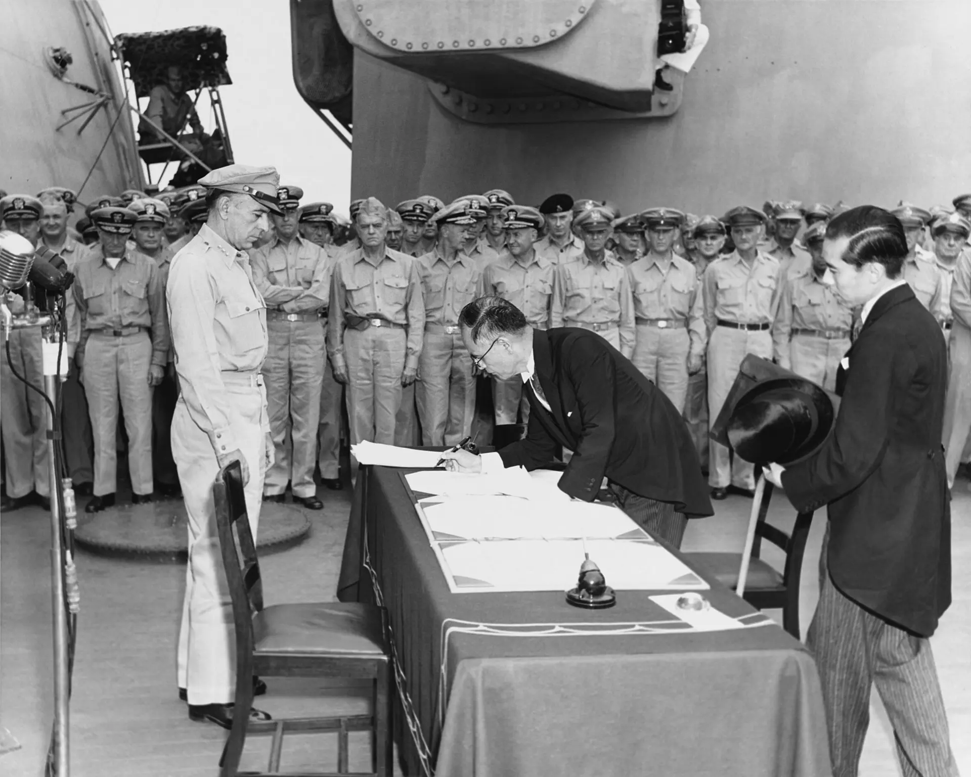 下圖：1945年9月2日上午9時許，日本東京灣，美國戰列艦「密蘇里號」上，日本新任外相重光葵和日本參謀總長梅津美治郎代表日本政府在投降書上簽字。(資料圖片)