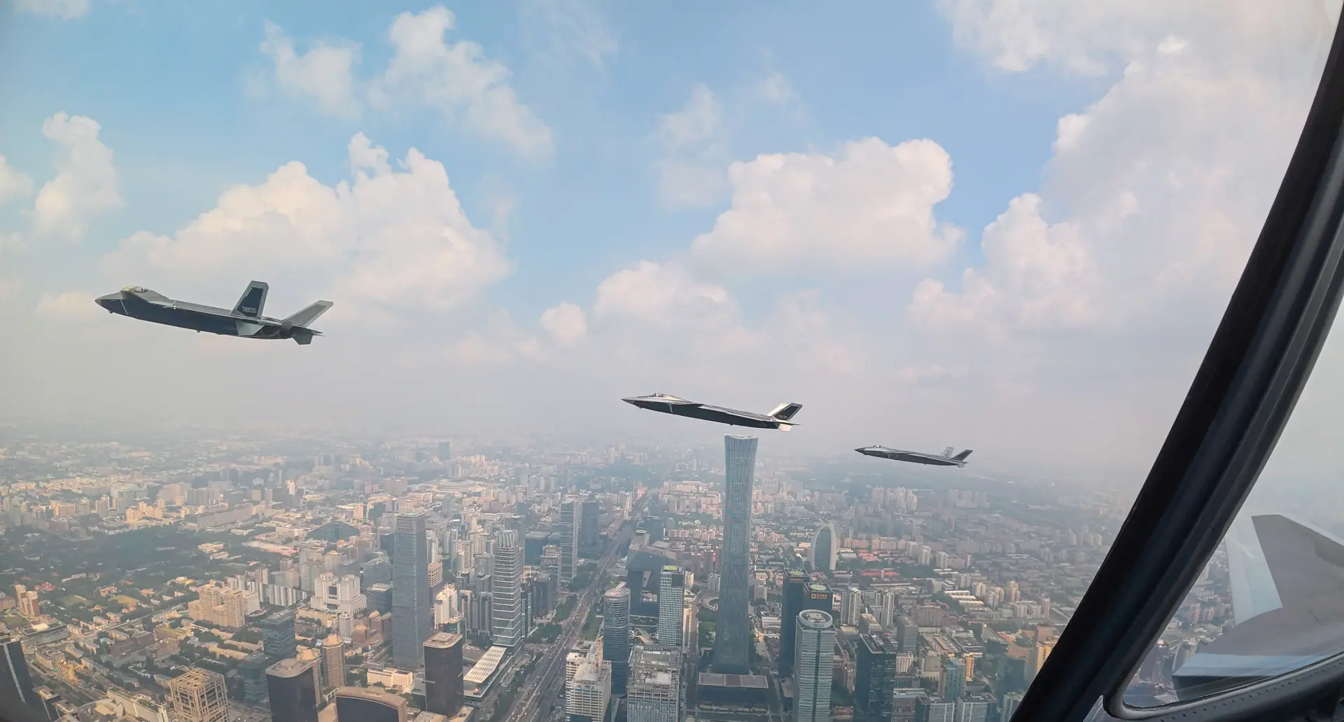 殲擊機梯隊從北京城區上空飛過。(新華社)