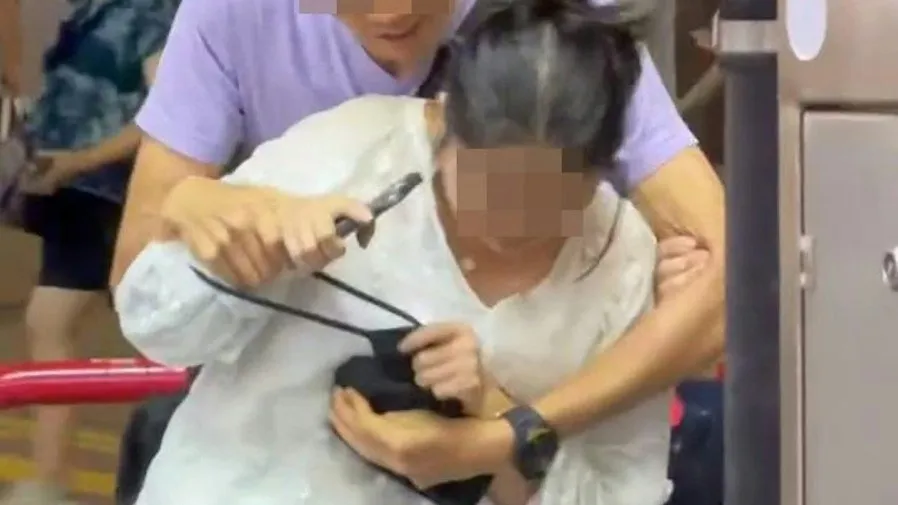 百德新街驚魂：港漂女遭陌生男摟抱拖行10米 銅鑼灣熱心途人制止變態男 網傳Youtuber涉襲擊的封面圖片