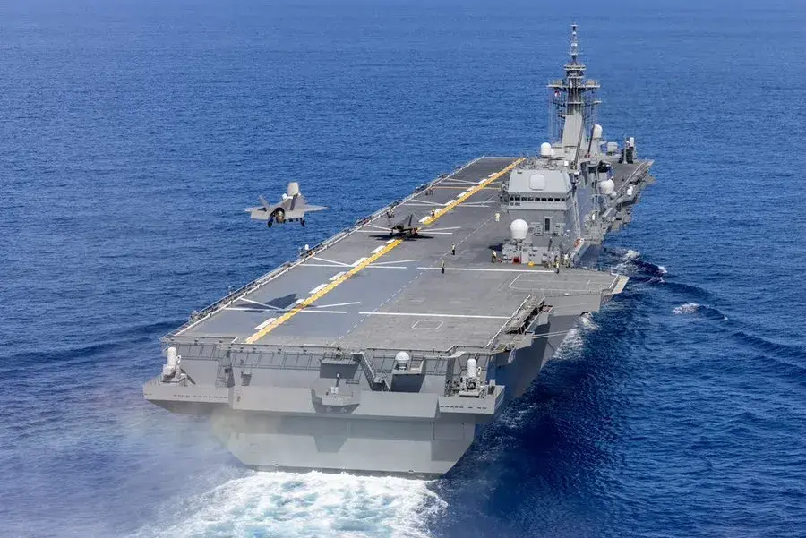英國軍方在社交媒體上發布了F-35B戰鬥機降落在「加賀號」準航母上時的照片。